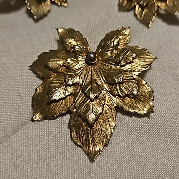1950's Maple Leaf Brooch and Earring Set Gold Tone - Picture 3 of 4